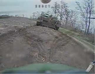 DRON POTPUNO UNIŠTIO "LEOPARDA"! Tenk pogođen u pokretu, objavljen snimak (VIDEO)